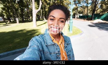 Positive Schwarze Frau Macht Selfie Lächelnd Zur Kamera Im Freien, Panorama Stockfoto