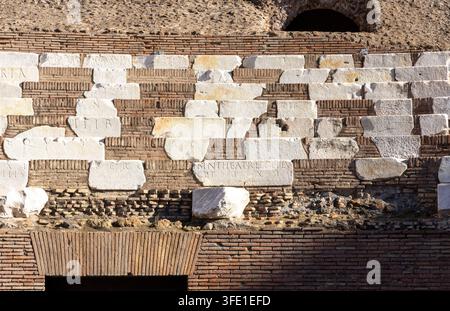 Berühmtes Kolosseum in Rom. Kolosseum oder Kolosseum. Teil der Mauer eines antiken Steinbaus mit Bögen. Italien, Europa. Berühmter Touristenort in Stockfoto