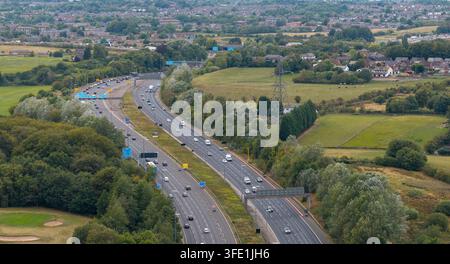 Luftbild der M60-Autobahn und der umliegenden Felder in Manchester Stockfoto