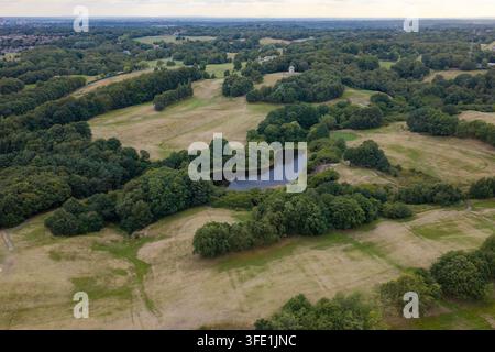 Luftbild des Heaton Park Teichs und der Golfplatzgrüns in Manchester Stockfoto