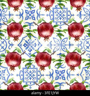 Blaue Azulejo-Fliesenmotive und rote reife Granatäpfel, nahtloses Muster. Handgezeichnete Aquarellillustration, isoliert. Perfekt für Verpackungen, Textilien Stockfoto