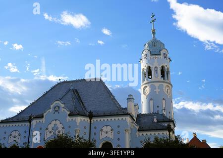 Bratislava. 31. Aug., 2026. Dieses Foto, das am 31. Aug. 2026 aufgenommen wurde, zeigt die Blaue Kirche, offiziell bekannt als die Kirche St. Elisabeth, die eines der Wahrzeichen in Bratislava, der Hauptstadt der Slowakei, ist. Credit: Liu Haodong/Xinhua/Alamy Live News Stockfoto