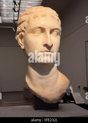Abu Dhabi Louvre Museum - 2026 - Porträt einer Königin, möglicherweise Kleopatra, 1. Jahrhundert v. Chr., römisch Stockfoto