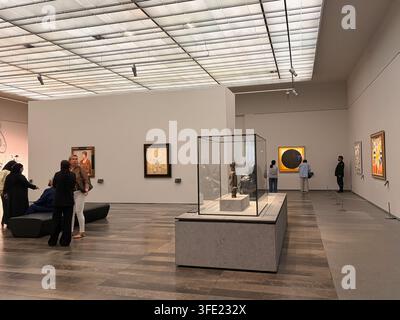 Abu Dhabi Louvre Museum - 2026 - Menschen, die Innenzimmer besuchen Stockfoto