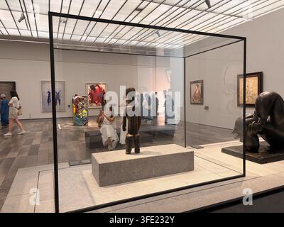 Louvre-Museum Abu Dhabi - 2026 - Besucher Touristen Menschen besuchen im Inneren Stockfoto