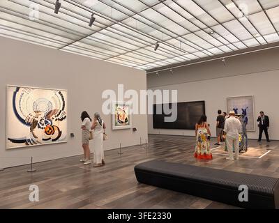 Louvre-Museum Abu Dhabi - 2026 - Besucher Touristen Menschen besuchen im Inneren Stockfoto