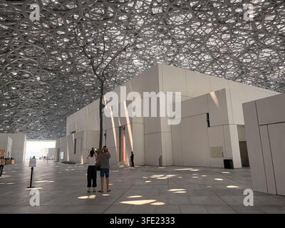 Abu Dhabi Louvre Museum - 2026 - Besucher Touristen Menschen, die die Außenfassade besuchen Stockfoto