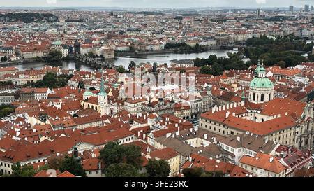 Luftpanoramablick auf die Altstadt mit roten Dächern und der Karlsbrücke in Prag Stockfoto