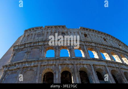 Berühmtes Kolosseum in Rom. Kolosseum oder Kolosseum. Teil der Mauer eines antiken Steinbaus mit Bögen. Italien, Europa. Berühmter Touristenort in Stockfoto