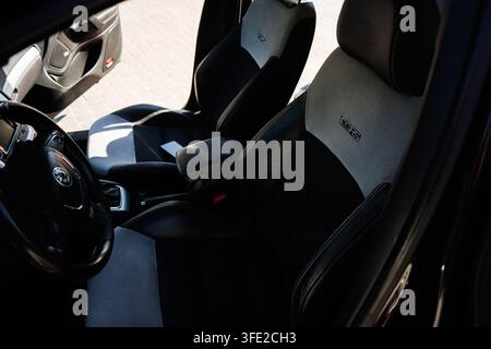 Kiew, Ukraine - 29. Juli 2026: Sportliches Interieur des Skoda Octavia VRS mit Lederpolsterung, markentypischem Lenkrad und Sportsitzen, aufgenommen im Staccato Stockfoto