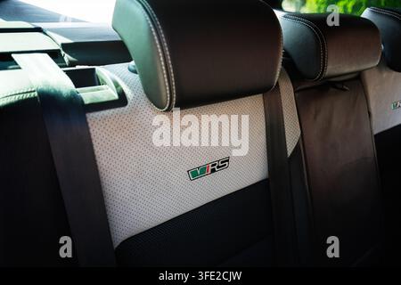Kiew, Ukraine - 29. Juli 2026: Stilvolles Skoda Octavia VRS-Auto, Rücksitzinnenraum mit Ledersitzen, vRS-Emblem, Sicherheitsgurte und detaillierte Nähte für Passagiere Stockfoto