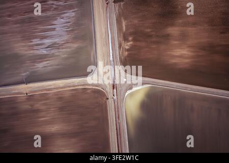 Luftaufnahme der geometrischen Salzsiedeteiche im Industriegebiet der Salzwerke in Denham, Westaustralien, Australien. Stockfoto