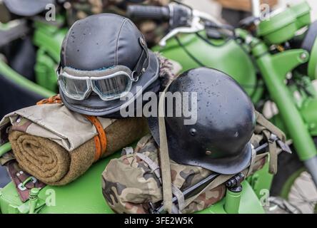 Zwei Schutzhelme im Retro-Vintage-Stil für Militär-Motorräder Stockfoto