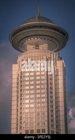 Luftaufnahme des Radisson Blu Hotel Shanghai New World mit seinem markanten tellerförmigen Dach und moderner Fassade in Shanghai, Shanghai, China. Stockfoto