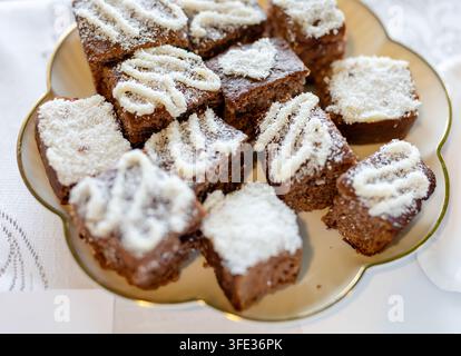Stücke Schokoladenbrownie mit Kokosflocken-Topping Stockfoto