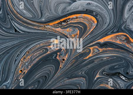 Dunkle abstrakte Flüssigkeitsmalerei mit satten schwarzen, grauen und leuchtend hellen orangefarbenen wirbelnden Mustern Stockfoto