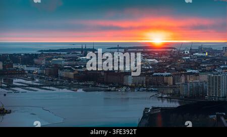 Luftaufnahme der Helsinki-Kathedrale und der Uspenski-Kathedrale mit Blick auf den Hafen bei Sonnenuntergang in Helsinki, Uusimaa, Finnland. Stockfoto