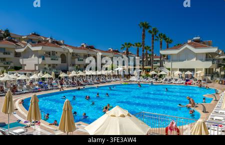 Tropisches Resort-Schwimmbecken mit Palmen Stockfoto