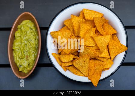 Tortilla-Chips mit Guacamole-Dip, Ansicht von oben Stockfoto
