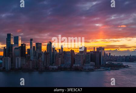 VEREINIGTE STAATEN, NEW YORK CITY. LUFTBILD DER LOWER MANHATTAN SKYLINE BEI SONNENAUFGANG MIT FINANCIAL DISTRICT UND BATTERY PARK SKYSCRAPERN Stockfoto