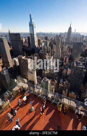 VEREINIGTE STAATEN, NEW YORK CITY, MANHATTAN. BEREICH VON MANHATTAN-SKYSCRAPERN EINS VANDERBILT, EMPIRE STATE BUILDING VOM OBSERVATIONSPLATTFORM DES ROCKY TOP Stockfoto