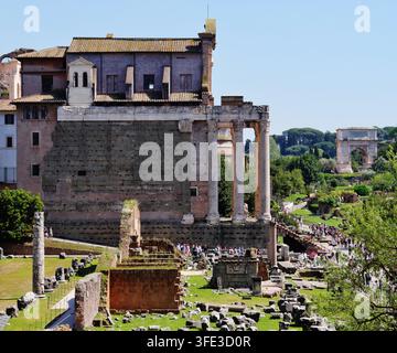 Tempel des Antonius und Faustina am Foro Romano/Forum Romanum/Römischen Forum, Rom, Lazio, Italien, April 2024 Stockfoto