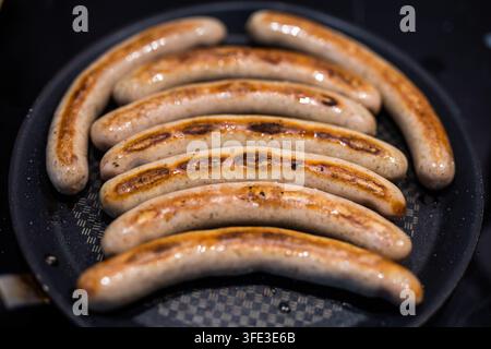 Traditionelles deutsches Straßenessen - gebratene Würste in der Pfanne Stockfoto