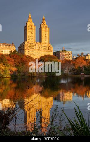 VEREINIGTE STAATEN, NEW YORK CITY, MANHATTAN, UPPER WEST SIDE. CENTRAL PARK SEE IM HERBST UND BLICK AUF DAS SAN REMO GEBÄUDE Stockfoto