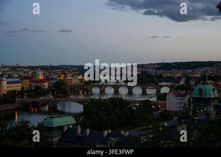 Abendansicht über Prag und die Moldau mit der Karlsbrücke und anderen historischen Brücken, die sich in die Ferne erstrecken. Stockfoto