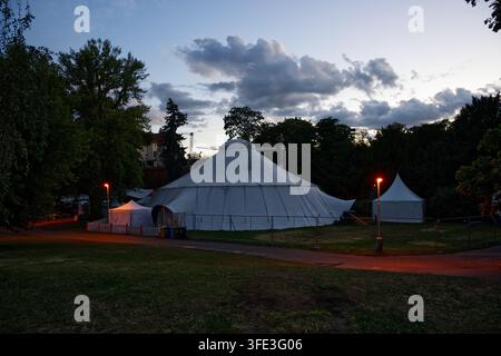 Großes Zirkuszelt steht im Letná-Park in der Dämmerung, während sich das Festivalgelände für die Abendvorstellungen bereitet. Stockfoto