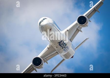 Airbus A350-1000 XWB Airliner bei einer Flugvorführung auf der Paris Air Show. Le Bourget, Frankreich - 17. Juni 2025 Stockfoto
