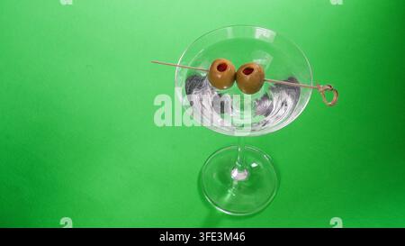 Martini-Cocktail garniert mit zwei Oliven auf einem Spieß, präsentiert einen erfrischenden alkoholischen Drink Stockfoto