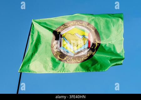 Flagge des Kooperationsrates der Arabischen Golfstaaten. Flagge weht im Wind vor einem klaren blauen Himmel, flatternd an einer Fahnenstange im Freien. Stockfoto