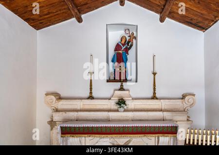 Inneres der kleinen Kirche Santa Cristina in der Piazza Aldo Moro, mit Andachtsbild des Schutzheiligen, Gallipoli, Apulien, Salento, Italien Stockfoto