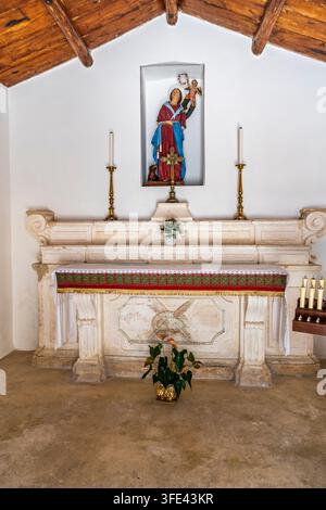 Inneres der kleinen Kirche Santa Cristina in der Piazza Aldo Moro, mit Andachtsbild des Schutzheiligen, Gallipoli, Apulien, Salento, Italien Stockfoto