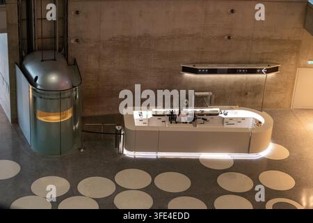Stuttgart, Deutschland - 13. Feb. 25: Moderne Rezeption und Aufzug im Beton-Atrium des Mercedes-Benz-Museums in Stuttgart, Deutschland. Stockfoto