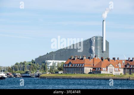 CopenHill-Müll-to-Energie-Anlage, auch bekannt als Amager Bakke, gesehen über das Wasser in Kopenhagen, Dänemark, mit ihrem markanten geneigten Dach an Stockfoto