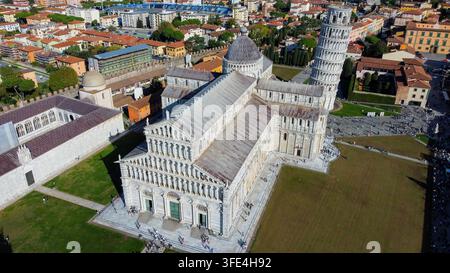 Pisa-Kathedrale und schiefer Turm stehen auf dem historischen Piazza dei miracoli mit vielen Touristen, die die berühmte UNESCO-Weltkulturerbestätte erkunden Stockfoto