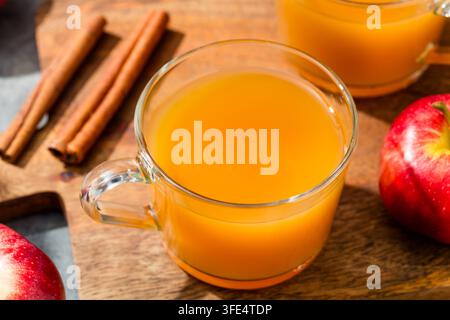 Warmer gewürzter heißer Apfelsaft für den Herbst in einer Tasse Stockfoto