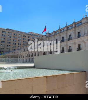 SANTIAGO, CHILE - 03. DEZEMBER 2025: Der Eingang zum Centro Cultural La Moneda befindet sich unter dem historischen Palast La Moneda unter einem klaren blauen Himmel in Santi Stockfoto