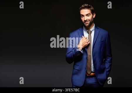Finanzen, Porträt und Geschäftsmann im Studio als professioneller Berater, Ambition oder Steuerberater. Glückliche Person, dunkler Hintergrund und selbstbewusst Stockfoto