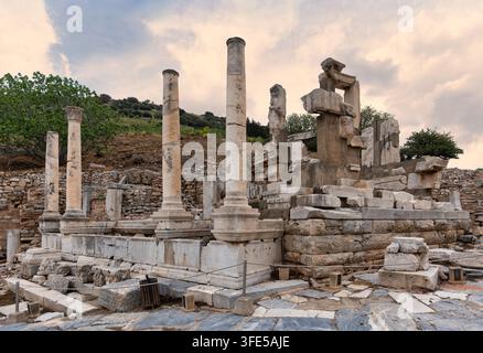 Alte römische Ruinen des Memmius-Denkmals in Ephesus, Türkei, mit einer kubistischen architektonischen Anordnung aus fragmentierten Steinsäulen und Histori Stockfoto