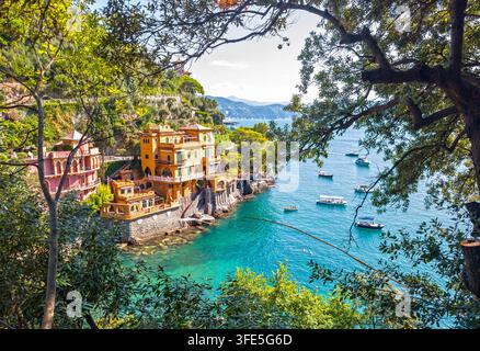 Blick auf die Villa Valdameri Mondadori in Portofino, Italien, eingerahmt von Wald Bäumen, zeigt mediterrane Architektur umgeben von natürlichem Waldland Stockfoto
