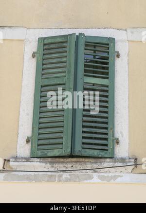 Geschlossene grüne Fensterläden in Kotor, Montenegro Stockfoto