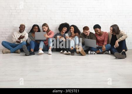 Kreative Studenten multirassische Männer und Frauen arbeiten an Projekt Stockfoto