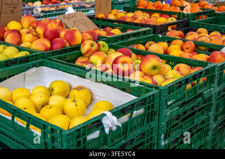 Frische Äpfel und farbenfrohe Früchte auf einem Markt Stockfoto