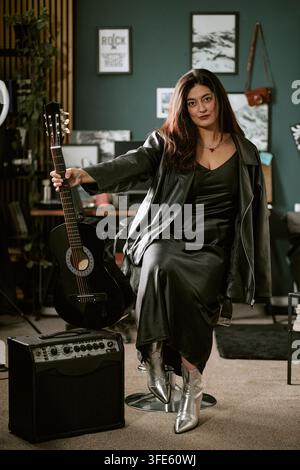 Porträt einer Musikerin mit Gitarre im Tonstudio Stockfoto