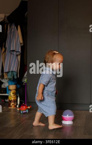 Mutter und Tochter verbringen Qualitätszeit zusammen zu Hause und genießen einen warmen und intimen Familienmoment. Glücklicher Familienlebensstil, Mutterschaft, Kindheit, Stockfoto
