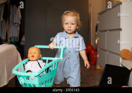 Mutter und Tochter verbringen Qualitätszeit zusammen zu Hause und genießen einen warmen und intimen Familienmoment. Glücklicher Familienlebensstil, Mutterschaft, Kindheit, Stockfoto