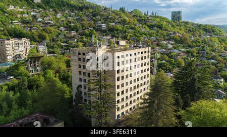 Luftbild der sowjetischen Architektur und der Seilbahninfrastruktur in der bergigen Landschaft von Chiatura, Imereti, Georgien. Stockfoto